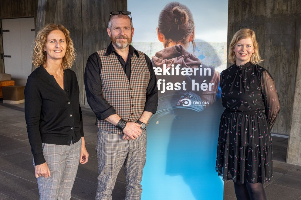 Hjalti Ómar Ágústsson tekur við styrknum á Kjarvalsstöðum fyrir hönd Jafnréttisstofu.