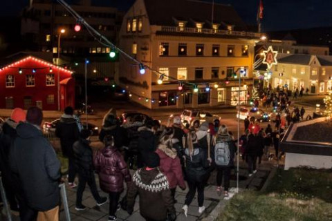 Fjölmenni í ljósagöngu gegn kynbundu ofbeldi